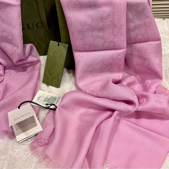 NWT! Gucci Pink Silk Wool Pashmina Scaf With Gift Box, Wrap, Bag and Mailing Box - Picture 4 of 10